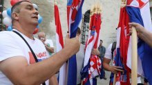 Performans na Markovu trgu: 'Narod odlučuje' predao potpise uz mahanje zastavama i pjevanje domoljubnih budnica
