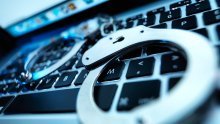 Pokušao oteti web domenu pištoljem, pa završio u zatvoru