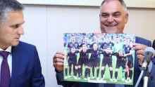 Splitski župan 'počastio' osnovce besplatnim udžbenicima, a naciju nogometnom prognozom