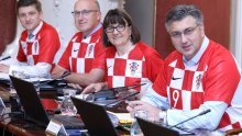 Ministri na sjednicu Vlade došli u majicama reprezentacije. Dvoje ih nije imalo originalni dres Vatrenih