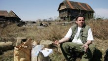 Od poljoprivrede lijepo živi, kupci mu plaćaju unaprijed i pomažu na njivi