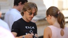 Ništa više nije kao prije: Luka Modrić nakon nedjeljne mise dijelio autograme