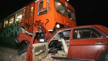 Vlak naletio na vozilo - ozlijeđeno pet osoba
