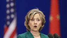 Hillary Clinton pala na nos pri ulasku u avion