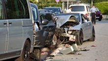 Krš i lom u Srimi; zaletio se autom u četiri parkirana vozila