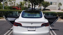 Tesla isporučila novi Model 3 s različitim bojama vratnih panela
