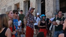 Mladi iz 12 zemalja na Golom otoku: zaprepašteni zapuštenim zgradama i pomanjkanjem informacija o sudbini zatvorenika