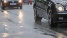 Oprez u prometu, ceste su mokre i skliske