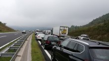 Zbog prevrnutog teretnog vozila obustavljen promet na DC1 u mjestu Broćanac