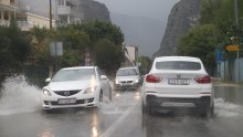 Kiša i magla usporavaju promet diljem Hrvatske, vozači se pozivaju na oprez