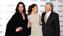 Catherine Zeta Jones i Michael Douglas ne kriju koliko su ponosni na svoju mezimicu