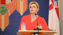 Grabar-Kitarović: Nedopustivo je da počinitelji ratnih zločina slobodno šeću ulicama Vukovara