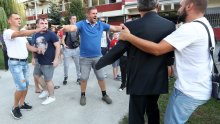 U Vukomercu ponovno napeto: Prosvjednici htjeli pljunuti Bandića, spašavao ga Pavle Kalinić