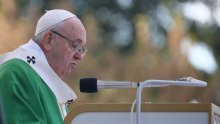 Papa u Vatikanu zapalio svijeću za djecu u Siriji