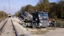 Nesreća kod Vrbovca: Brzi vlak udario kamion, ima ozlijeđenih