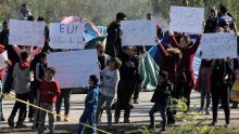 Djeca migranti s transparentima na prijelazu Maljevac: Molimo vas, otvorite granice!