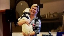 Prvi pas prvi puta u protokolu: Predsjednica s Kikom u naručju ugostila studente
