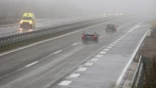 Vozači oprez! Kolnici su mokri i skliski, a promet otežava magla