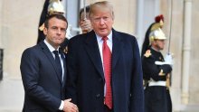 Bizaran trenutak: Video u kojem Macron mazi Trumpa po koljenu postao viralni hit