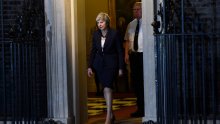 Theresa May na mukama: Raspada joj se vlada, ministri bježe s broda koji tone, je li ona sljedeća?
