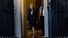 Theresa May na mukama: Raspada joj se vlada, ministri bježe s broda koji tone, je li ona sljedeća?
