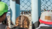Karavana migranata u Tijuani pritisnuta s obje strane granice