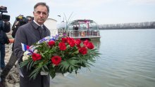 Pupovac odao počast vukovarskim žrtvama, dio branitelja i građana mu okrenuo leđa