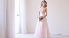 Zaboravite bijelo: Vjenčanice u roza nijansama novi su trend među mladenkama
