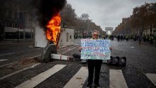 Pogledajte kako je čovjek za dlaku izbjegao smrt u prosvjedima na Champs-Elysées