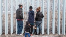 Umorni od iščekivanja azila migranti iz karavane preskaču američku granicu
