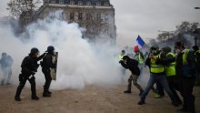 Žestok sukob policije i 'žutih prsluka' na ulicama Pariza