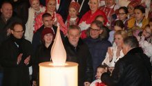 Grabar-Kitarović i Bandić zapalili adventsku svijeću na Manduševcu