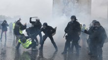 Neredi u Parizu se nastavljaju, Macron uvodi izvanredno stanje?