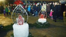 Sisački 'Božić u gradu' otvoren paljenjem prve adventske svijeće