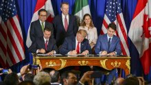 Novi gaf: Trump se potpisao na pogrešno mjesto, pogledajte reakcije kanadskog i meksičkog lidera