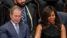 George W. Bush krišom  tutnuo nešto u ruku Michelle Obami na očevom sprovodu