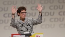 Nasljednica Angele Merkel distancirala se od Macronove agende europskog centralizma