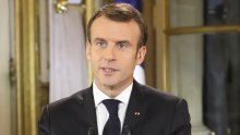 Macron u novogodišnjoj poruci: Prestanimo se omalovažavati