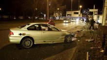 [FOTO] BMW-om u centru Zagreba pomeo tramvajsku stanicu