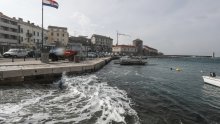 Snijeg zabijelio Brač, pomaže u gašenju požara u Muću, bura paralizirala promet