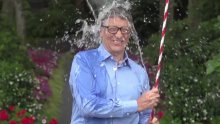 Bill Gates prihvatio izazov Facebooka i zalio se kantom vode