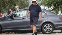 Kerum će uz šešir teže zalijepiti pršut na čelo