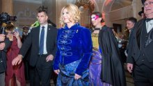Predsjednica u neobičnoj kombinaciji glavna zvijezda na karnevalskom balu, na grudima jedne dame našao se i F-16