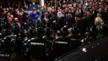 Drama u Srbiji: Specijalci izbacili prosvjednike iz zgrade javne TV, oni ne odustaju - dolaze Vučiću pod prozor!