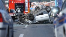 [FOTO] Auto udario u ogradu i prevrnuo se na krov, jedna osoba ozlijeđena