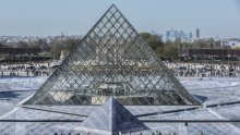Poznati umjetnik napravio golemi kolaž ispred Louvrea, ne sluteći da će mu djelo pregaziti horda posjetitelja