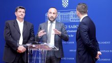 Sačić i Zekanović: Na tisuće ilegalnih migranata ugrožava lokalno stanovništvo; u Glini ih je 30 upalo čovjeku u dvorište