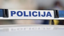 Krijumčar se s punim kombijem migranata zabio u policijsku blokadu na Lučkom pa završio u bolnici