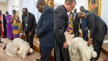 Vatikan objasnio zašto je Papa ljubio noge čelnicima Južnog Sudana