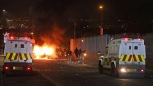 U neredima u Sjevernoj Irskoj ubijena novinarka, na policiju bacani Molotovljevi kokteli